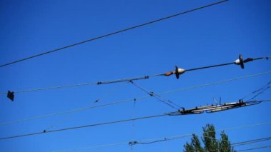 Demiryolu üzerinde kablolar var. Harekette çekim..