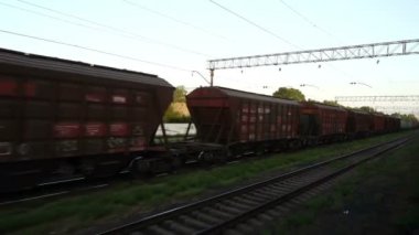 Demiryolu treninin yük vagonu. Harekette çekim..