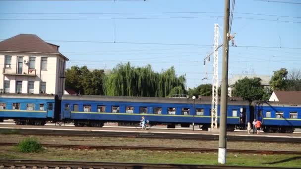 Потяг Прибуває Залізничного Вокзалу Стрілянина Русі — стокове відео