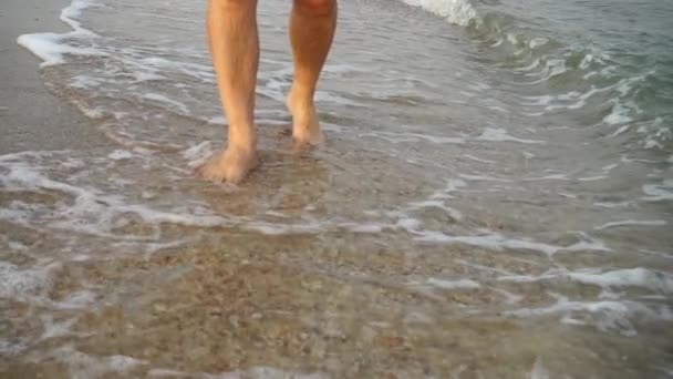 Άνθρωπος Πηγαίνει Στην Αμμώδη Παραλία Αργή Κίνηση — Αρχείο Βίντεο