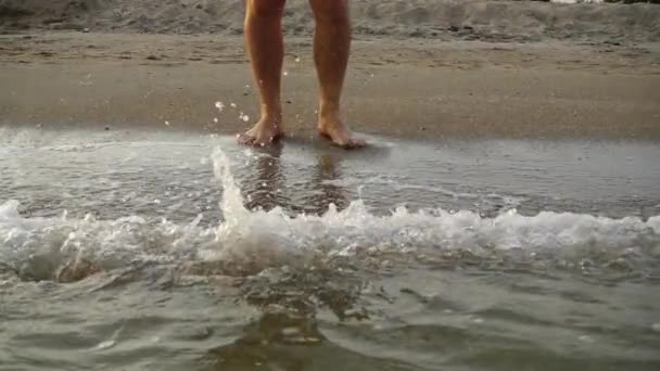 Mannen Går Sandstranden Långsamma Rörelser — Stockvideo