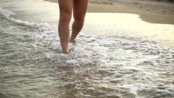 Mannen Går Sandstranden Långsamma Rörelser — Stockvideo