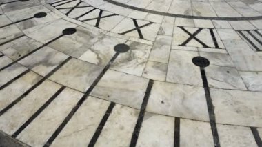 Güneş saati. Yazın çekim. Harekette çekim..