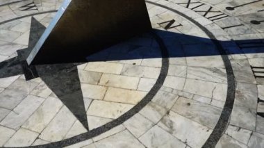 Güneş saati. Yazın çekim. Harekette çekim..