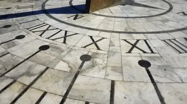 Güneş saati. Yazın çekim. Harekette çekim..