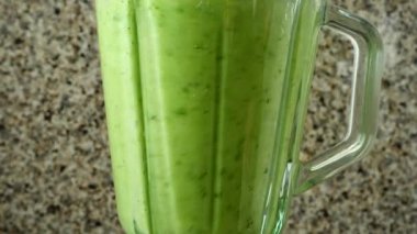 Salatalık, mentha ve limonlu kokteyl. Mutfakta çekim..