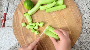 Blender için salatalık kesiyorum. Mutfakta çekim..