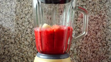 Elma, ahududu ve muz karışımında hazırlık. Karıştırıcıda smoothie hazırlama.