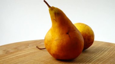 Ahşap mutfak tahtasındaki armutlar. Harekette çekim..