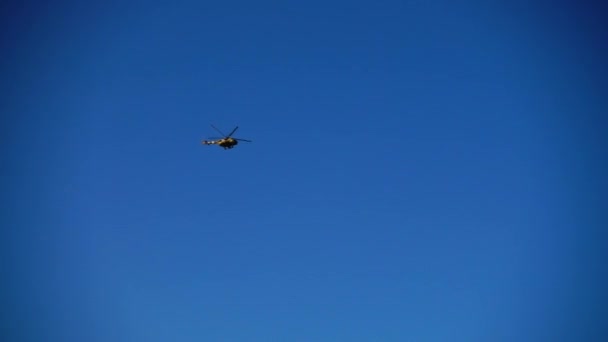直升机在天空中 慢动作 — 图库视频影像