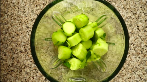 Mentha Levelek Egy Turmixgépben Hullanak Egy Uborkadarabra Lassú Mozgás Lövöldözés — Stock videók