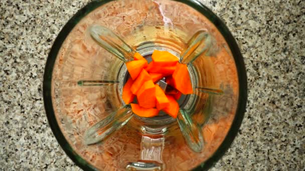 След Апиума Падает Морковь Блендере Медленное Движение Стрельба Кухне Вид — стоковое видео