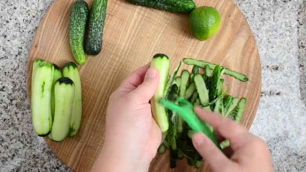 Salatalık Temizleme Evet Mutfakta Çekim — Stok video