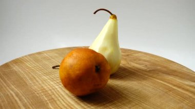 Ahşap mutfak tahtasındaki armutlar. Harekette çekim..