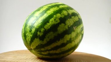 Mutfak tahtasındaki karpuz. Harekette çekim..