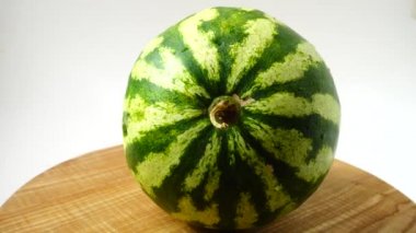 Mutfak tahtasındaki karpuz. Harekette çekim..