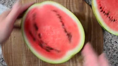 Mutfak tahtasındaki karpuz. Mutfakta çekim..