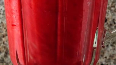 Armut, ahududu ve muzların karıştırıcısını dolduruyorum. Blender 'da smoothie hazırlıyorum..