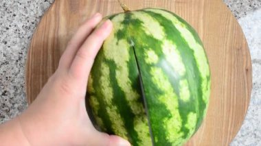 Karpuz kesiyorum. Aşçının işi. Mutfakta çekim..