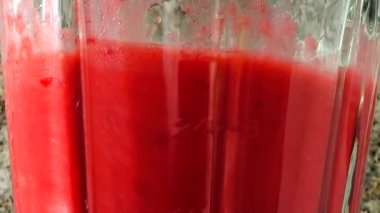 Ahududu, muz ve elmadan yapılan bir kokteylin karışımında hazırlanma.