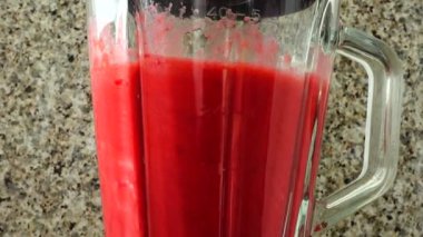 Ahududu, muz ve elmadan yapılan bir kokteylin karışımında hazırlanma.