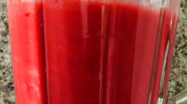 Ahududu, muz ve elmadan yapılan bir kokteylin karışımında hazırlanma.