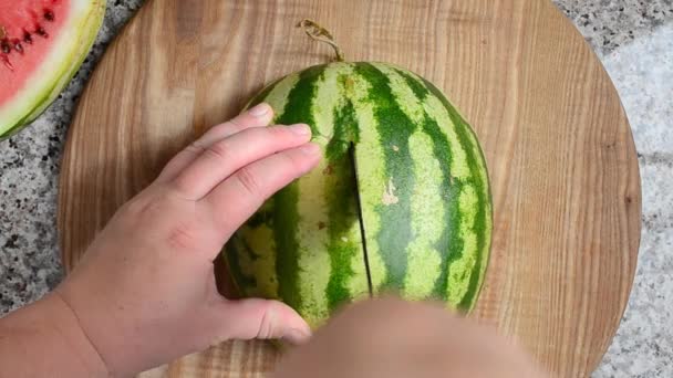 Snijden Van Watermeloen Werk Van Kok Schieten Keuken — Stockvideo