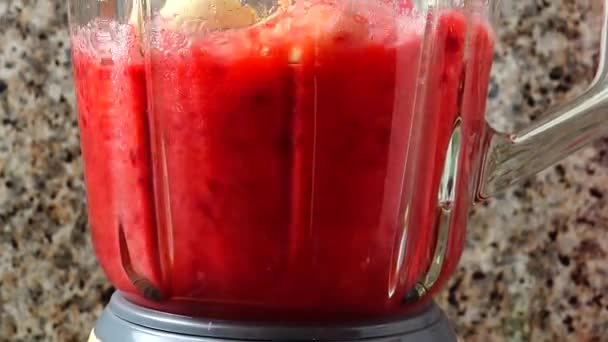 Fyllning Mixern Bitar Päron Hallon Och Bananer Beredning Smoothie Mixern — Stockvideo