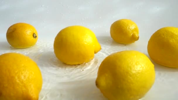 Омывание Лимонной Воды Медленное Движение — стоковое видео