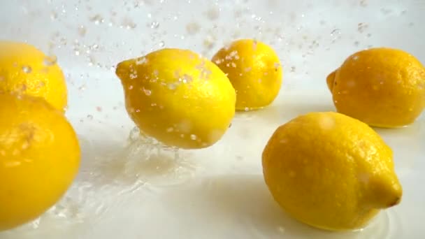 Zitrone Fällt Ins Wasser Zeitlupe — Stockvideo