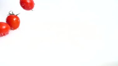 Kirazlı domates yıkama. Yavaş çekim.
