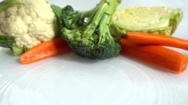 Brokoli lahanasının suya düşmesi. Yavaş çekim.