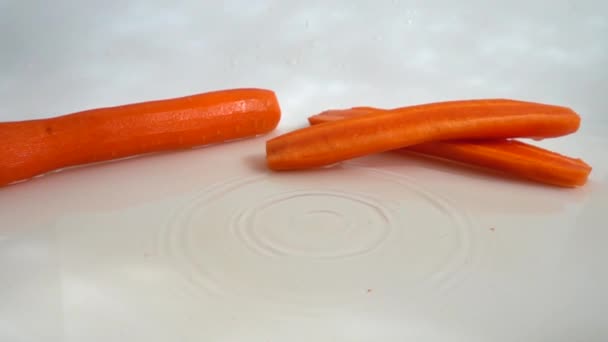 Морковь Падает Воду Медленное Движение — стоковое видео