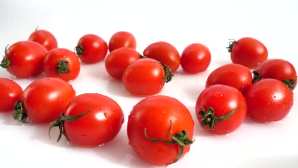 Spadek Pomidorów Wiśniowych Wodzie Zwolniony Ruch — Wideo stockowe