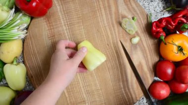 Aşçı biber keser. Sebze hazırlama.