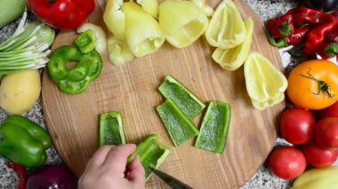 Aşçı biber keser. Sebze hazırlama.