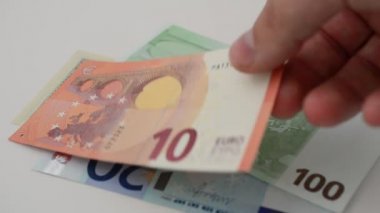 Beyaz arka planda dolar ve euro. Para vuruşu.