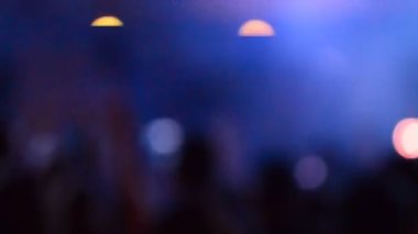 Bir sahnede rock grubunun performansı. Odaklanamıyorum. Gece çekim yapmak..