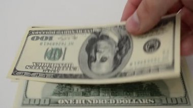 Beyaz arka planda dolar. Harekette çekim..