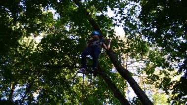 Ergenlik çağındaki kız ağaçlar arasındaki engelleri aşıyor. Yazın çekim..
