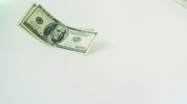 Düşerken bir dolar. Ağır çekim. Para vuruşu.