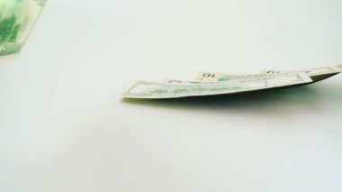 Düşerken bir dolar. Ağır çekim. Para vuruşu.