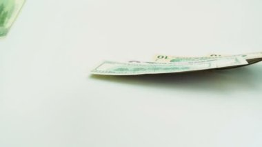 Düşerken bir dolar. Ağır çekim. Para vuruşu.