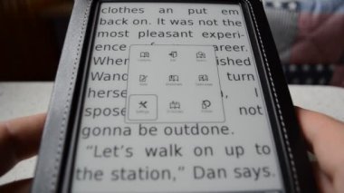 Elektronik kitap. Kitap okunuyor.