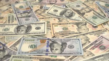 Düşen dolar banknotları. Ağır çekim. Para vuruşu.
