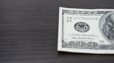 100 dolarlık not. Para vuruşu.