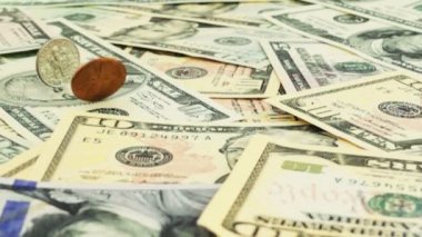 ABD 'nin bozuk paraları Amerikan doları için düşüyor. Ağır çekim. Para vuruşu.