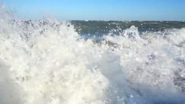 Deniz dalgası. Ağır çekim. Bir deniz dalgasının çekimi.