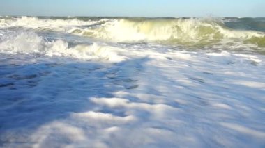 Deniz dalgası. Ağır çekim. Bir deniz dalgasının çekimi.