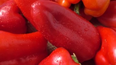 Tatlı kırmızı biber. Harekete geçtiler. Mutfakta çekim..